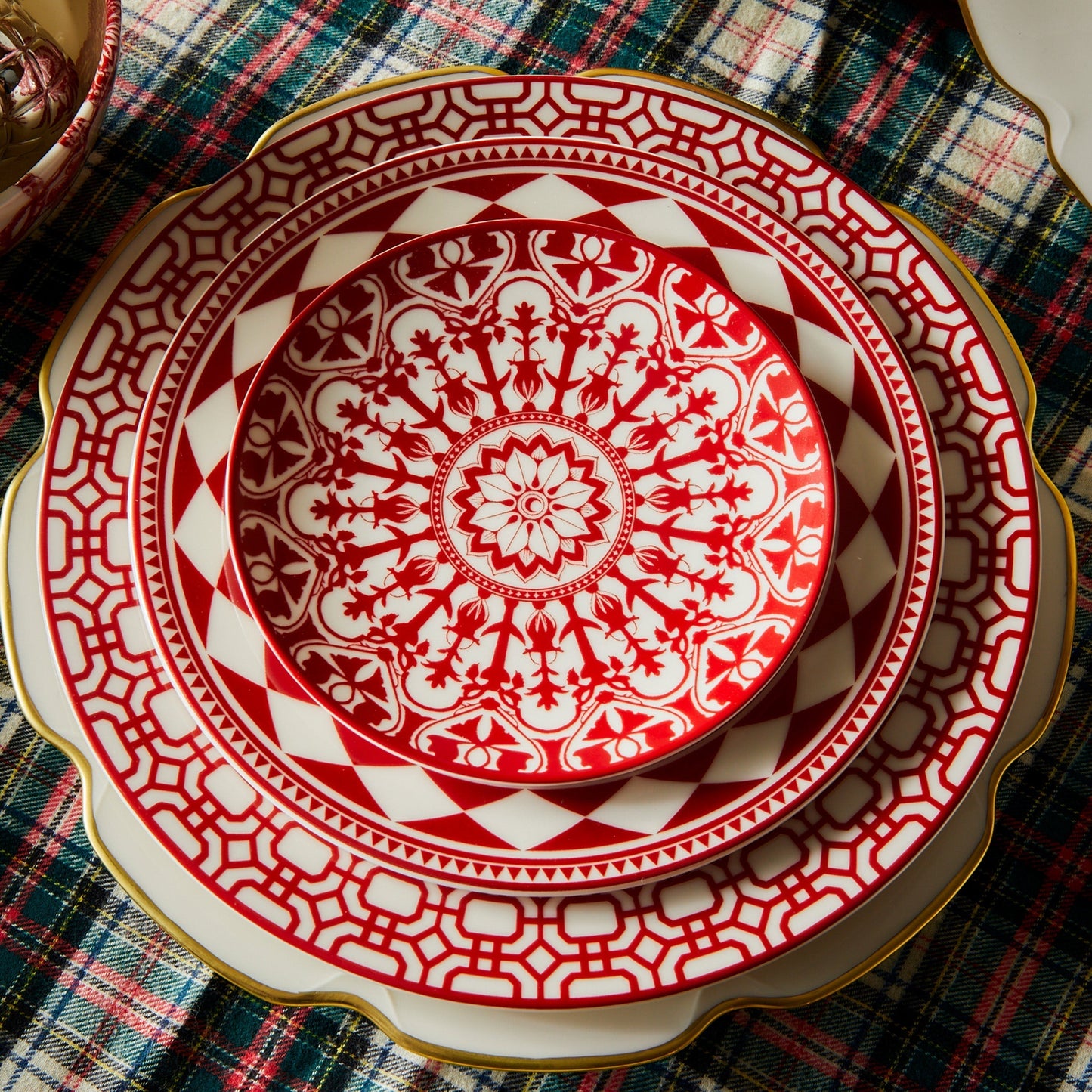  Newport Garden Gate Crimson Dinner Plate