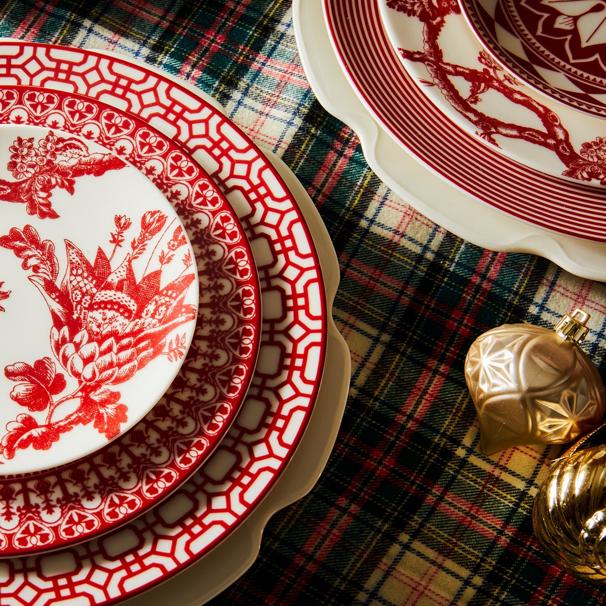  Newport Garden Gate Crimson Dinner Plate